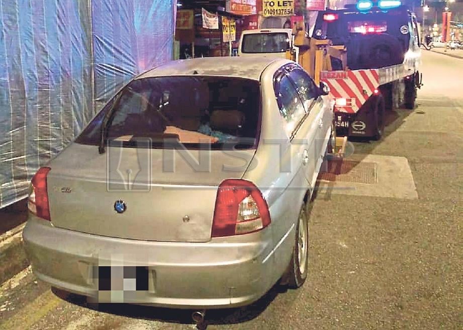 ANTARA kenderaan yang ditunda atas kesalahan lalu lintas di sekitar Kuala Lumpur menggunakan kaedah pelekat. -Foto File