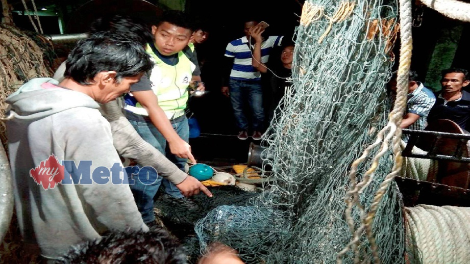 ANGGOTA polis melakukan siasatan di lokasi dua nelayan warga Indonesia maut selepas terbelit pada tali pukat tunda, semalam. FOTO Ihsan PDRM
