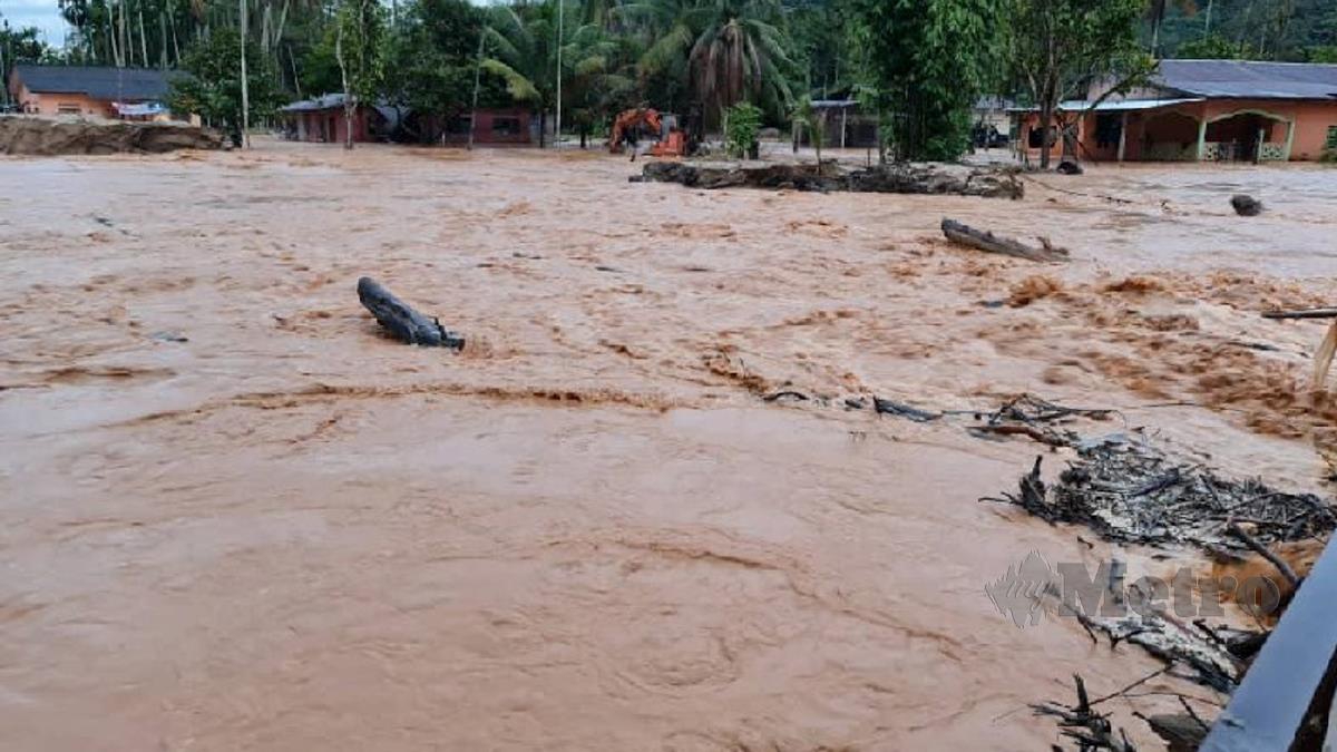 BANJIR kilat melanda tujuh kampung di Mukim Kupang selepas hujan lebat lebih dua jam, hari ini. FOTO Ihsan Pembaca.
