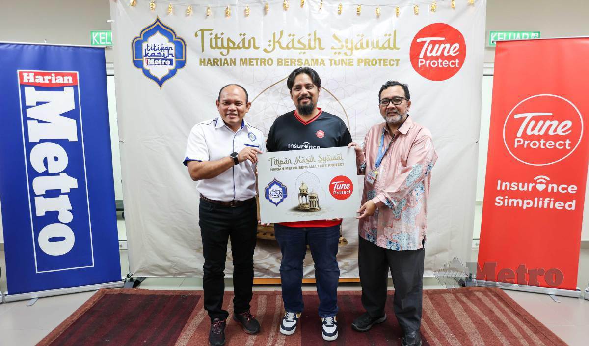 HUSAIN (kiri), Dr Abdul Halim (kanan) dan Mohd Yusof bergambar bersama pada Program Titipan Kasih Syawal Harian Metro Bersama Tune Protect. FOTO Aswadi Alias