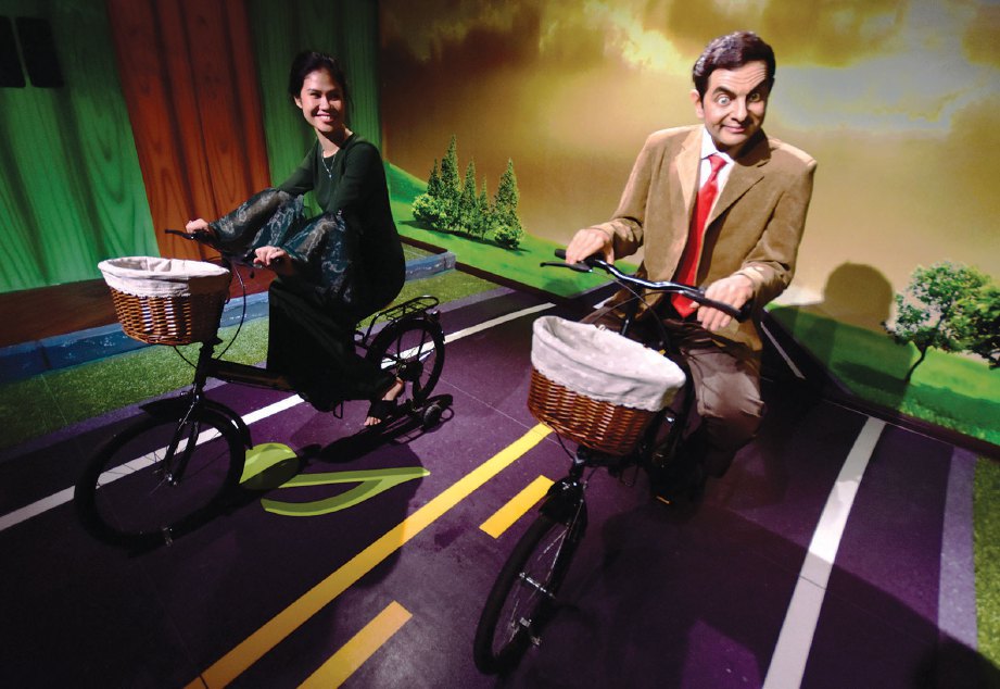 MENGAMBIL gambar persis bersiar-siar menaiki basikal bersama Mr Bean cukup mengujakan.