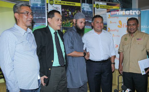 ROZABIL (dua dari kanan) bersalaman dengan ketua pasukan Perlis, Khairi Zainuddin selepas perbincangan di Wisma FAM, semalam.