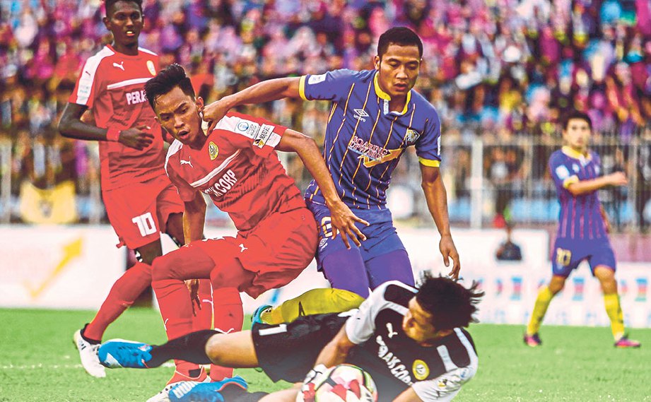 PENJAGA gol PKNP  Ahmad Asyraaf Omar menyelamatkan keadaan walaupun dicabar pemain UiTM  Sadam Hashim (tengah).