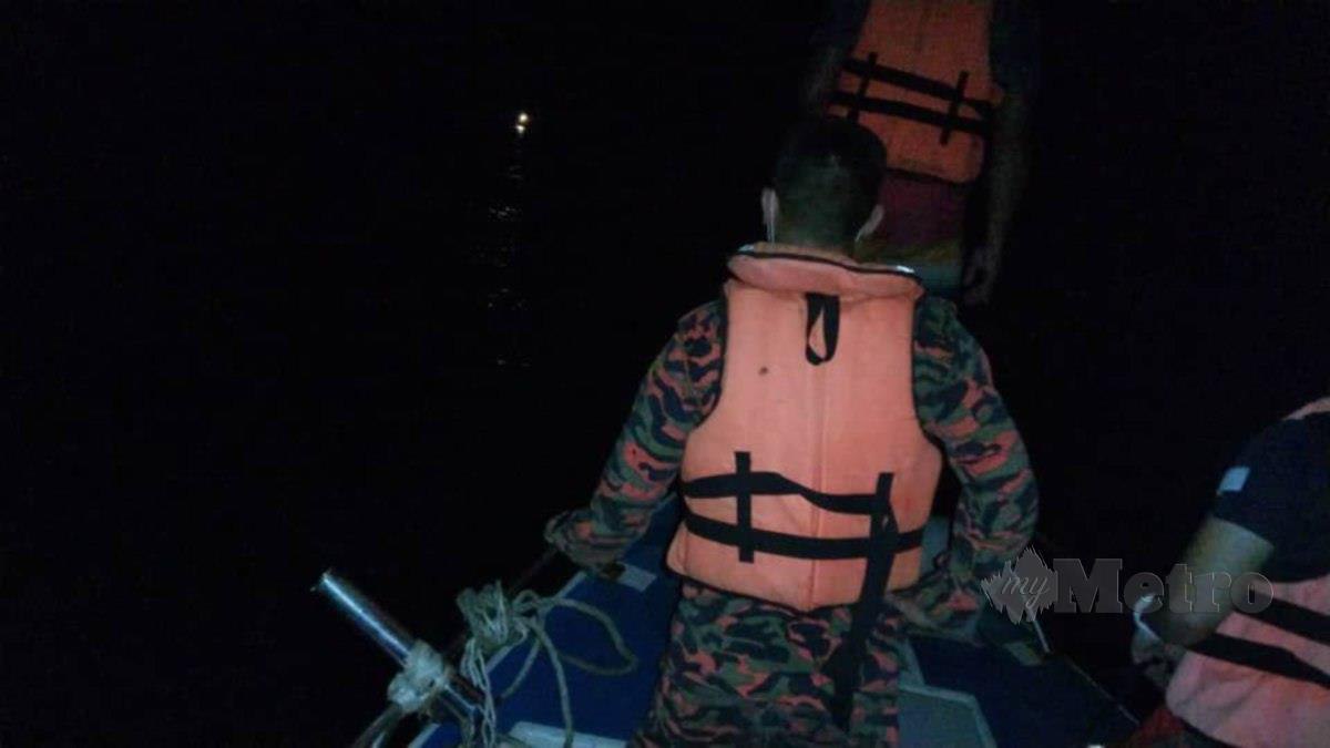 ANGGOTA bomba menjalankan operasi menyelamat dua pemancing yang terperangkap akibat air pasang. FOTO ihsan bomba