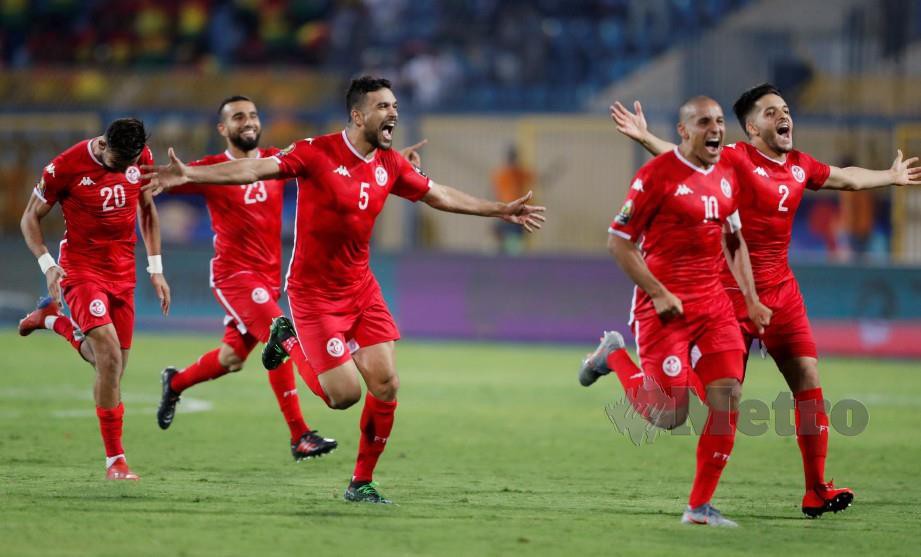 PEMAIN Tunisia meraikan kejayaan mengatasi Ghana untuk mara ke suku akhir Piala Negara Afrika. — FOTO Reuters