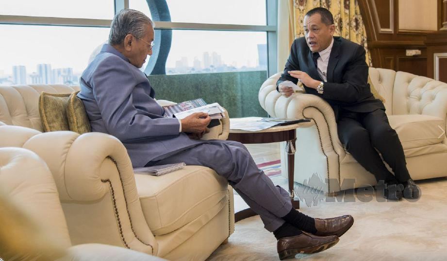 Hamidin (kanan) berbincang bersama Tun Dr Mahathir. FOTO Ihsan FAM.