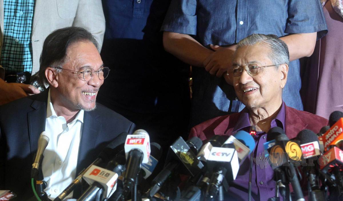 TUN Dr Mahathir (kanan) dan Anwar. FOTO Arkib NSTP