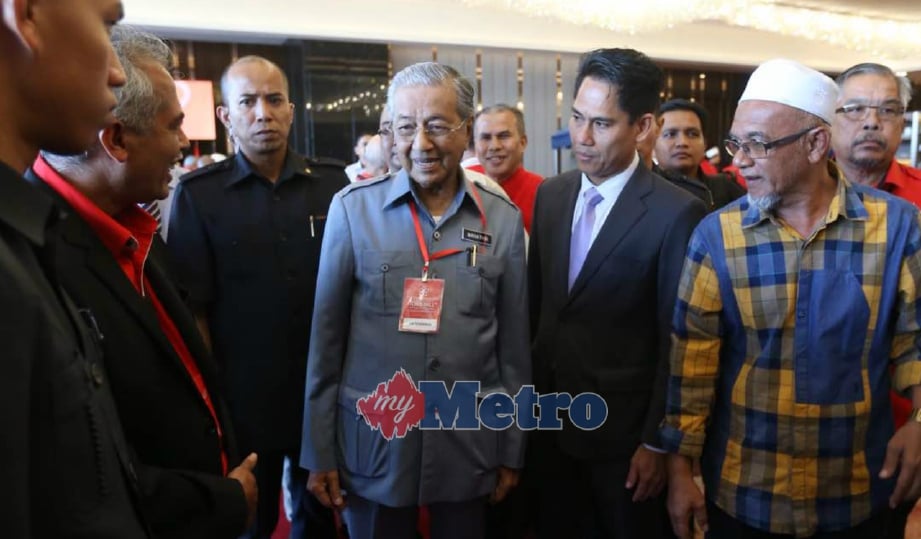 DR Mahathir beramah mesra bersama ahli BERSATU ketika sesi Townhall bersama Ketua Bahagian BERSATU di Petaling Jaya, hari ini. FOTO Mohamad Shahril Badri Saali. 