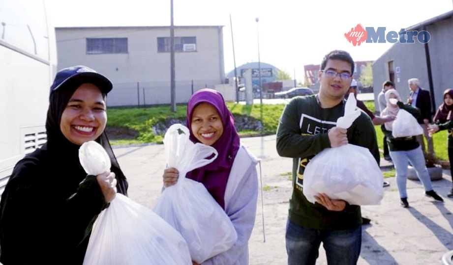 NURUL Shazlina  ketika menyediakan barangan sumbangan untuk diserahkan kepada pelarian di Warsaw, Poland. FOTO NSTP