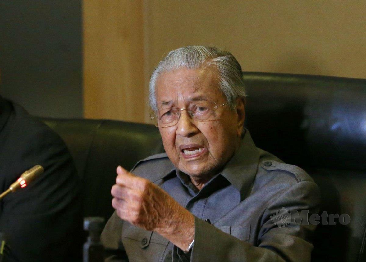 TUN Dr Mahathir ketika sidang media di Yayasan Kepimpinan Perdana, Putrajaya. FOTO Eizairi Shamsudin