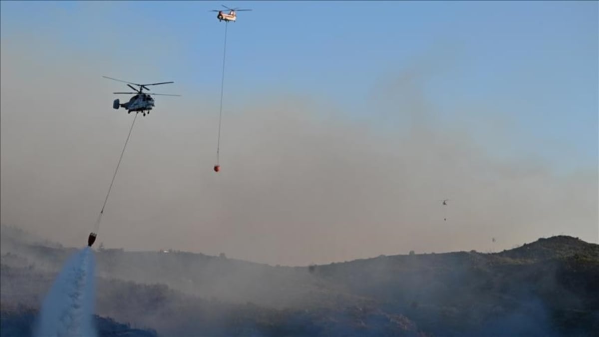 Helikopter yang digunakan untuk memadam kebakaran hutan di Izmir. - FOTO Agensi
