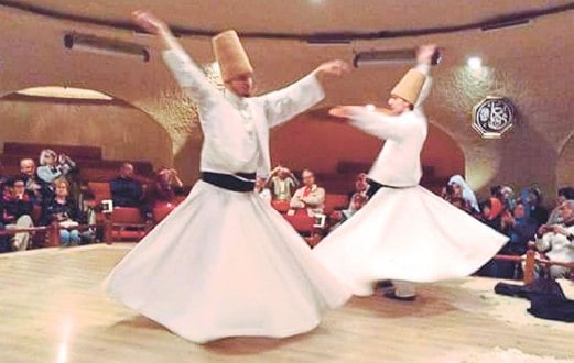 Tarian sufi memang terkenal di Turki.