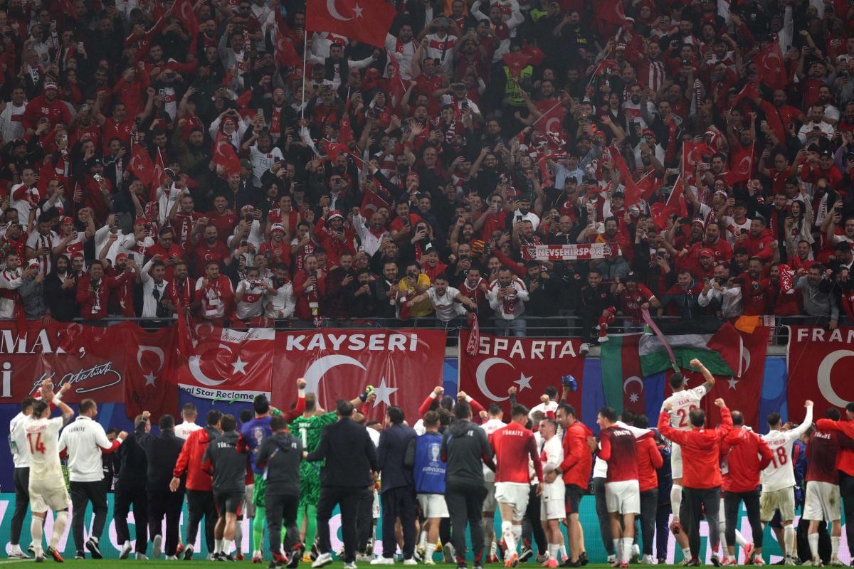 RATUSAN ribu penyokong Turkiye dijangka akan membanjiri stadium untuk menyaksikan pertembungan menentang Belanda. -FOTO AFP 