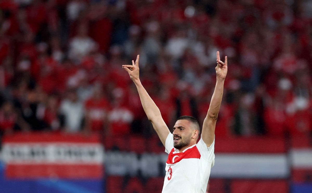 MERIH Demiral ketika melakukan simbol kontroversi sebaik menjaringkan gol keduanya. FOTO AFP