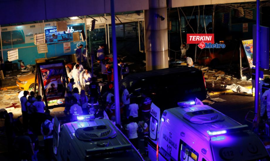 PAKAR forensik melakukan siasatan di luar lapangan terbang terbesar Turkey. FOTO Reuters 
