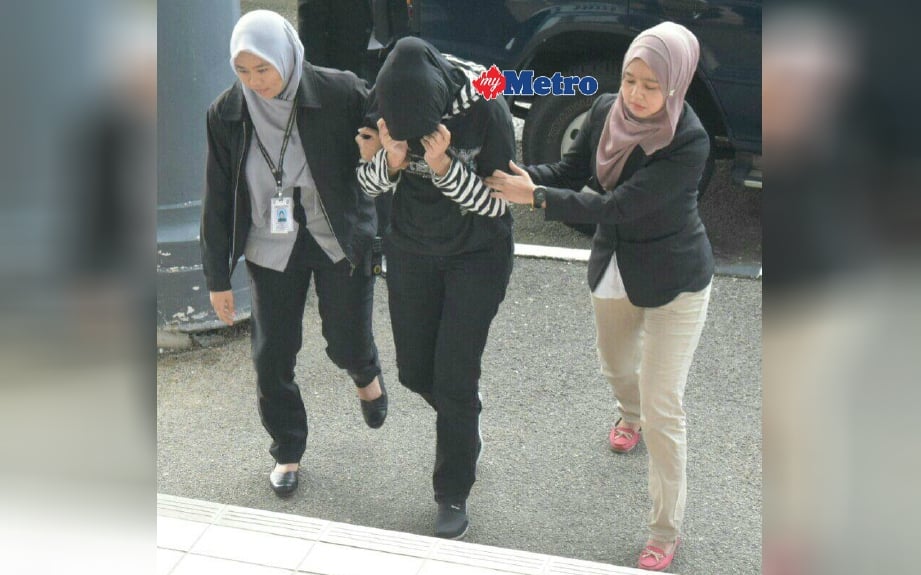 Tertuduh dibawa ke Mahkamah Sesyen Melaka pagi tadi. FOTO Muhammad Hatim Ab Manan