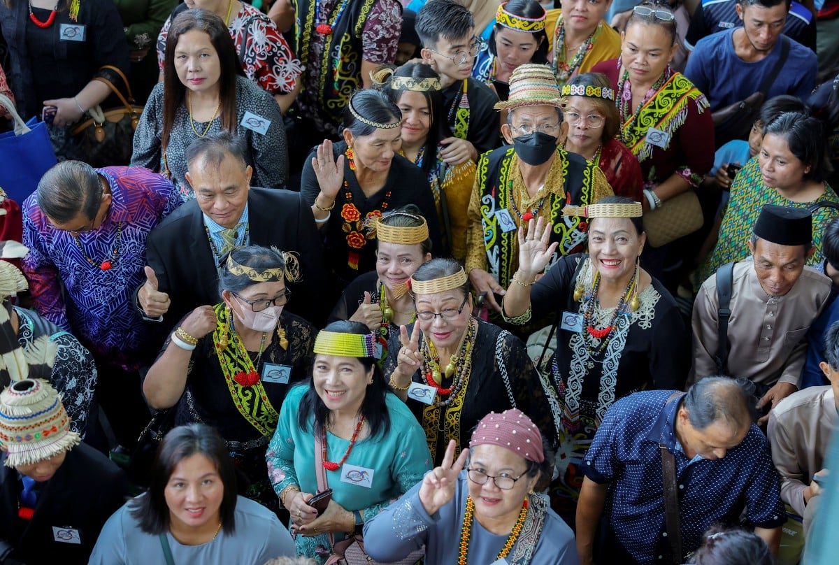 Majlis Rumah Terbuka Aidilfitri Premier Sarawak Tan Sri Abang Johari Tun Openg yang berlangsung di Pusat Konvensyen Borneo Kuching (BCCK) hari ini, menjadi tumpuan masyarakat pelbagai kaum dan agama dari sekitar bandar raya ini. FOTO BERNAMA