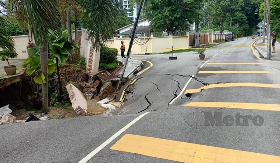 JALAN Taman U Thant, Taman U Thant, Kuala Lumpur ditutup selepas terdapat jalan mendap dan runtuhan tembok berdekatan Residensi 16, hari ini. FOTO ihsan DBKL
