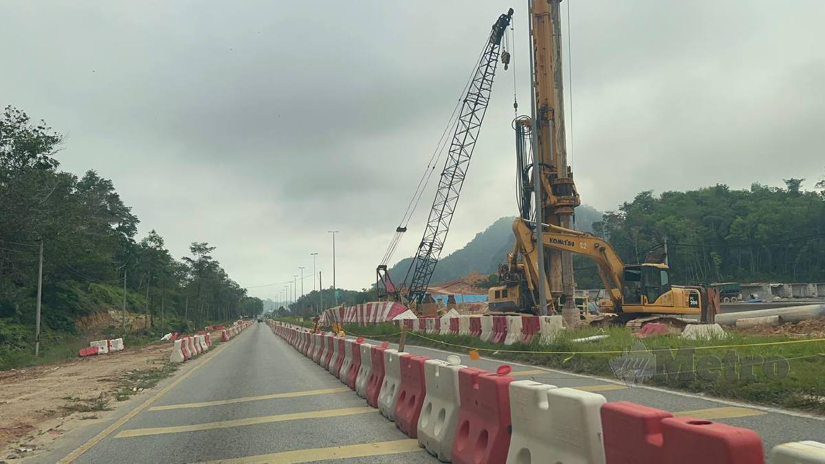 LALUAN di KM3.9 (Simpang Hospital) sehingga KM2.4 (Jambatan Taman Damar) masih dibuka untuk pengguna jalan raya. FOTO Paya Linda Yahya