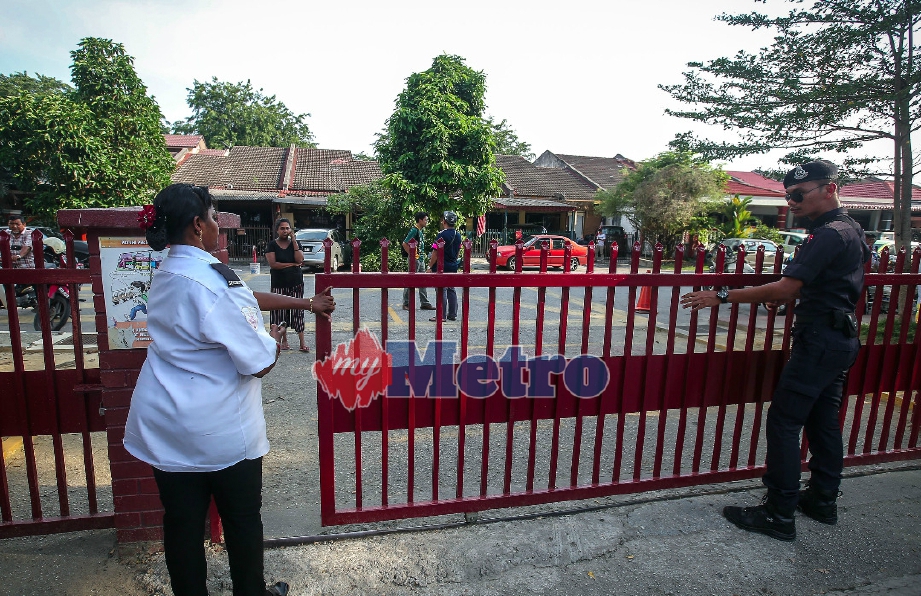Petugas SPR di  Sekolah Kebangsaan Taman Sri Andalas  menutup pintu pagar tepat jam 5.30 petang. FOTO Osman Adnan 