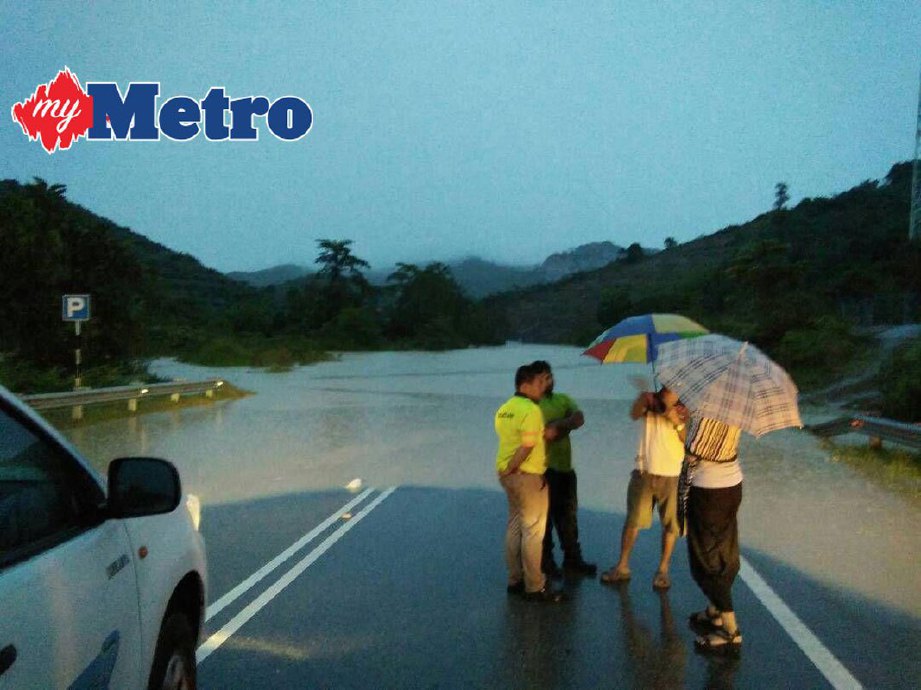 Banjir di Jalan Gua Musang - Lojing dekat Pos Blau menyebabkan jalan itu kepada semua kenderaan. FOTO ihsan APM