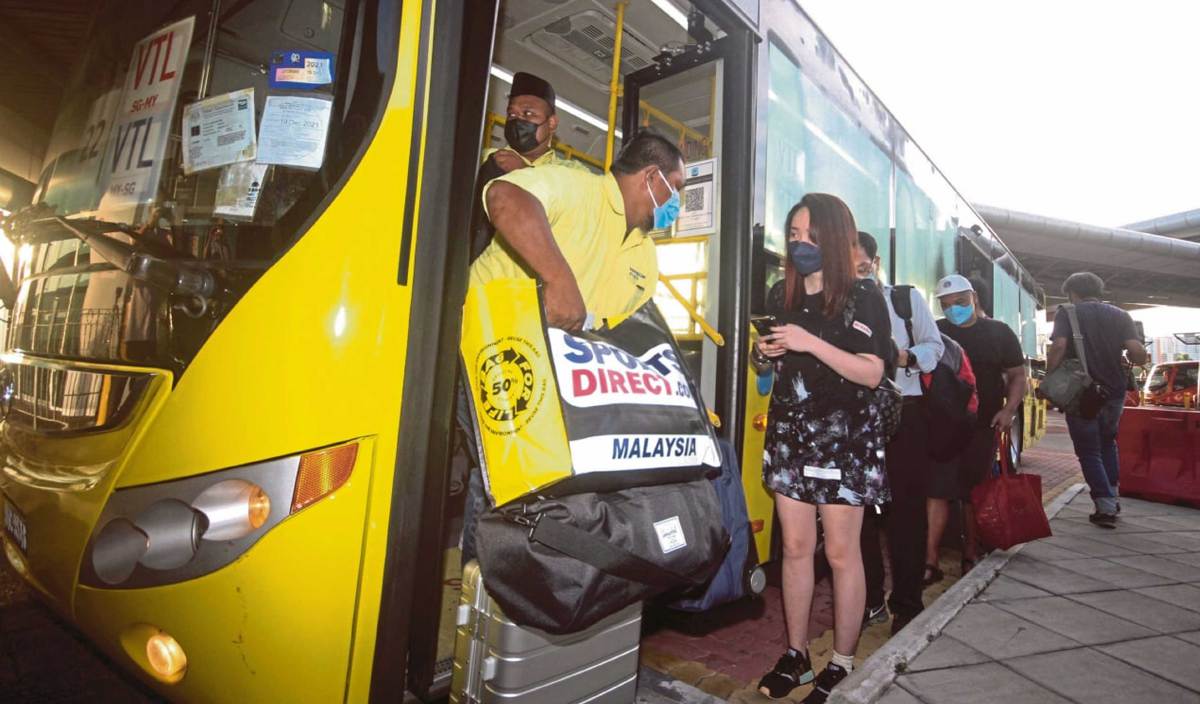 KKM menggantung sementara penjualan tiket bas dan penerbangan bagi kedua-dua VTL antara Malaysia-Singapura berkuat kuasa esok sehingga 20 Januari depan. FOTO BERNAMA
