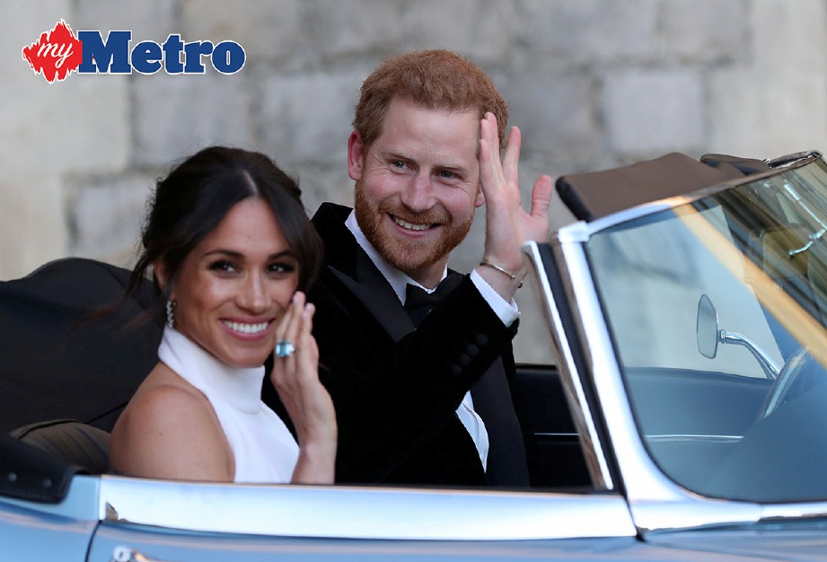 MEGHAN (kiri) dan Putera Harry selepas majlis perkahwinan mereka di Windsor. -Foto Reuters