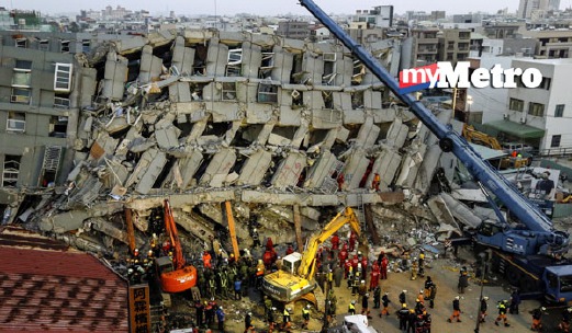 Keadaan bangunan apartmen 16 tingkat yang tumbang di bandar raya Tainan, selatan Taiwan, akibat gempa bumi semalam. - Foto EPA