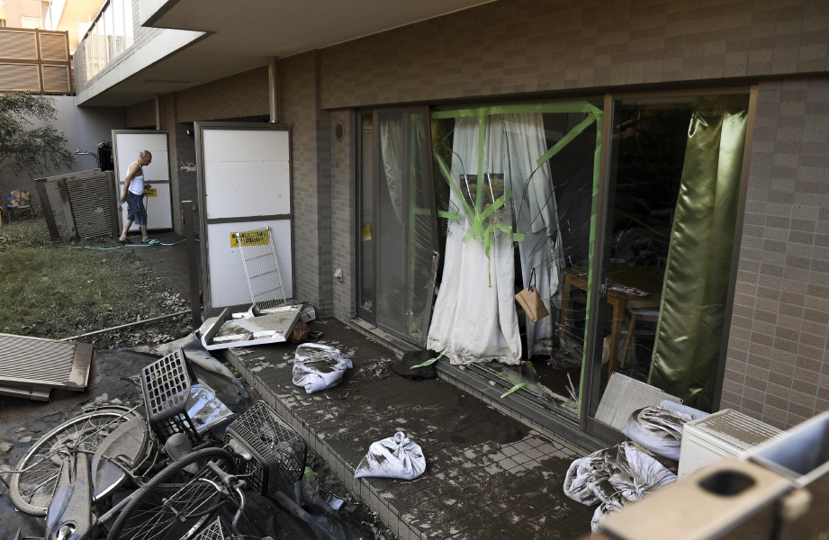 SEBUAH rumah yang mengalami kerosakkan di Kawasaki. FOTO AFP