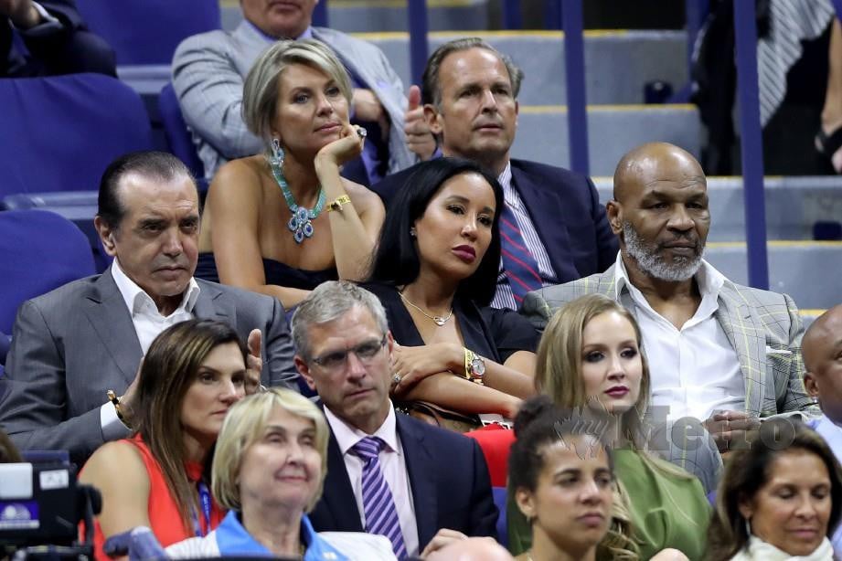 TYSON (kanan) antara selebriti yang hadir menonton aksi Serena-Maria. — FOTO AFP