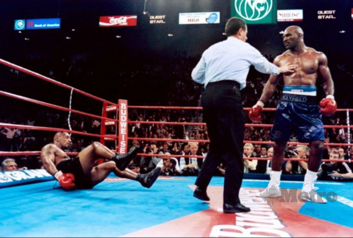 HOLYFIELD (kanan) menjatuhkan Tyson di pusingan keenam pada perlawanan pertama 1996. FOTO AFP