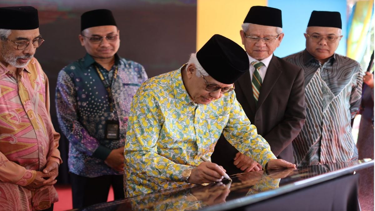 TUN Ahmad Fuzi menandatangani plak peletakan batu asas pembangunan projek wakaf. FOTO Ihsan WPP.