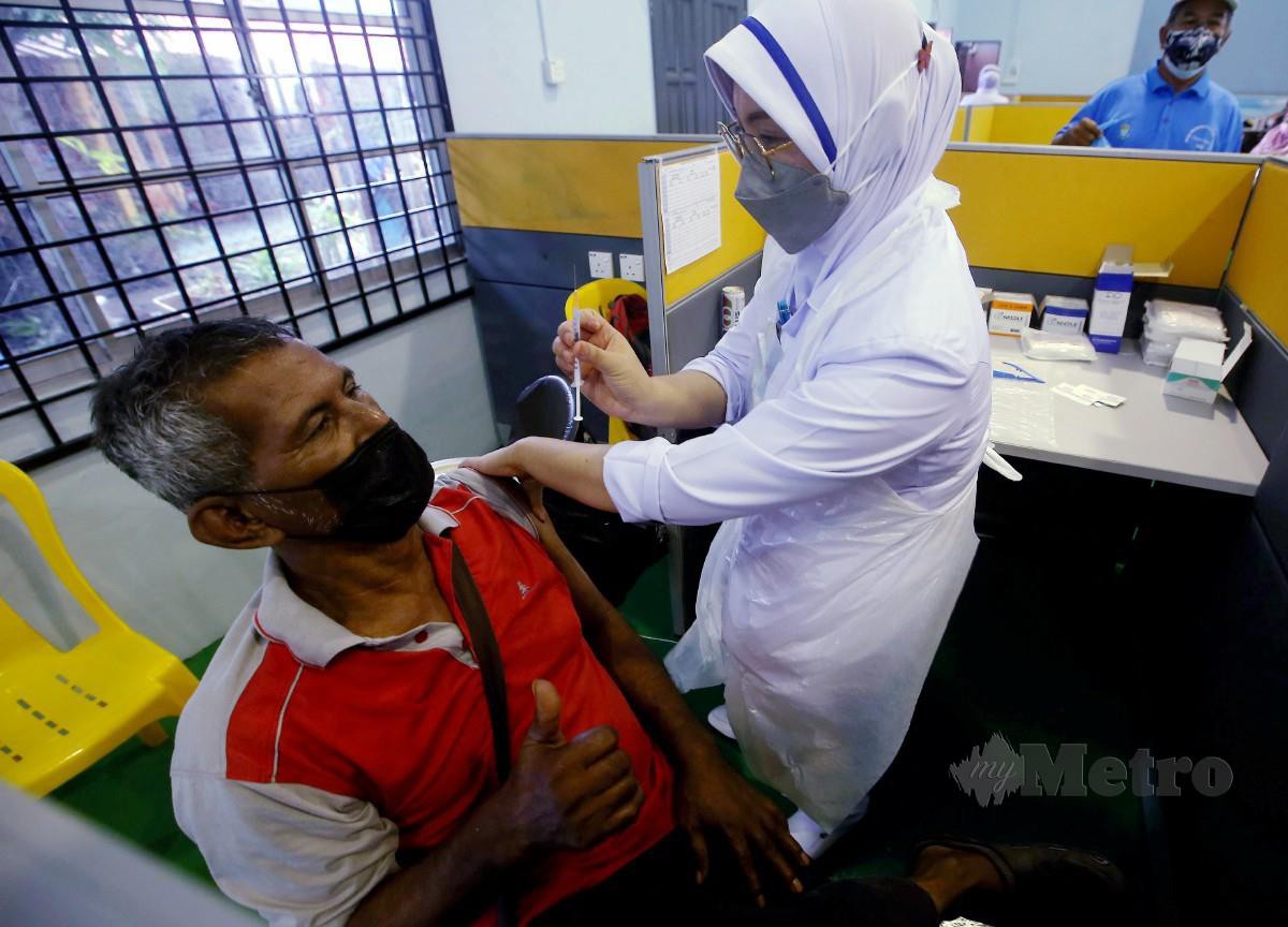 Antara penduduk yang menerima suntikan vaksin Covid-19 sempena Program Outreach Pemberian Vaksin oleh  Unit Bergerak Vaksinasi  Pejabat Kesihatan Daerah Seberang Perai Selatan (PKD SPS) di Pulau Aman.  FOTO DANIAL SAAD 
