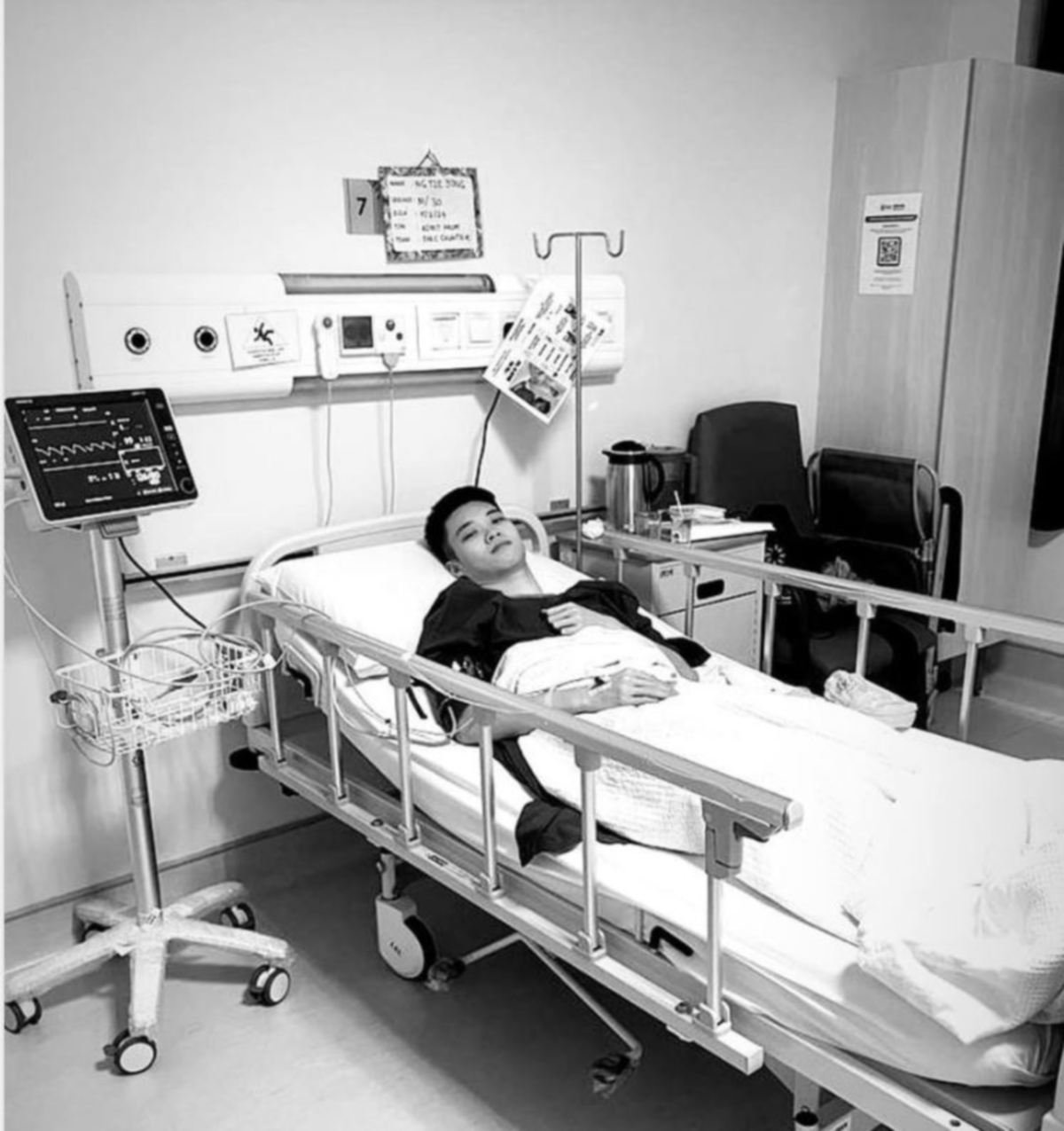 TZE YONG memuat naik gambarnya menerima rawatan di salah sebuah hospital. -FOTO Facebook