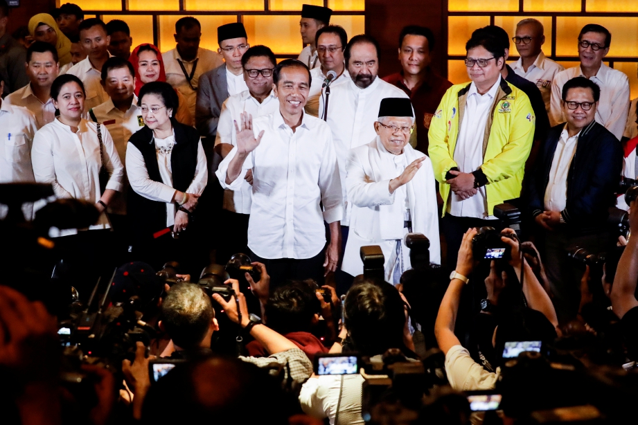 GANDINGAN Joko Widodo-Ma'ruf Amin mengatasi Prabowo Subianto-Sandiaga Uno dengan kelebihan 10 peratus. Foto - EPA