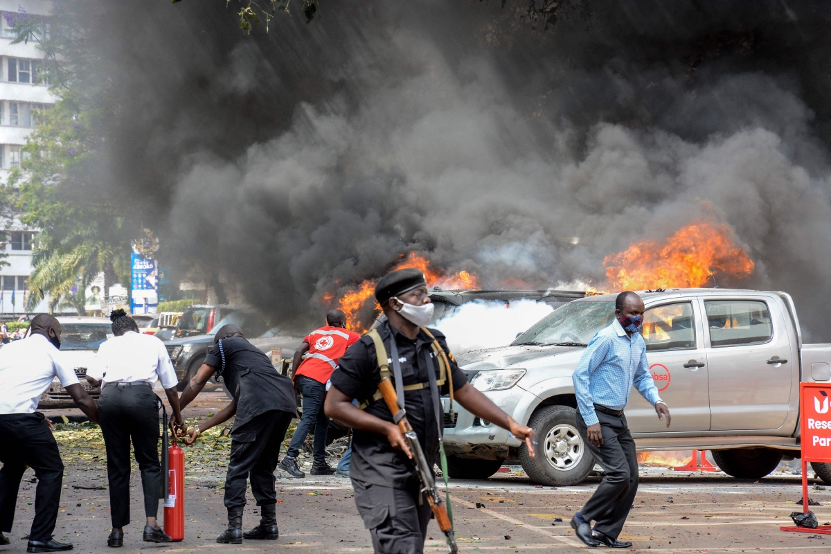KEJADIAN letupan di berhampiran bangunan Parlimen di Uganda. FOTO AFP 