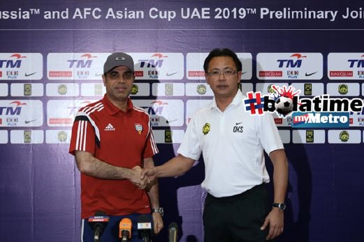 Kim Swee bersalam dengan Mahdi  selepas sidang media sempena perlawanan kelayakan Piala Dunia 2018/Piala Asia 2019 antara Malaysia menentang UAE di Wisma FAM. FOTO Hasriyasyah Sabudin