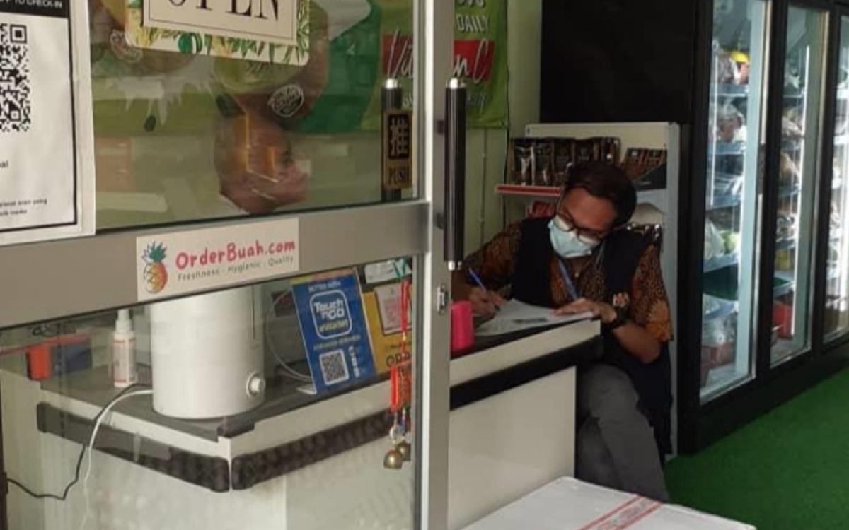 ANGGOTA penguat kuasa BPF, JKNS merampas produk tidak berdaftar di Petaling Jaya. 