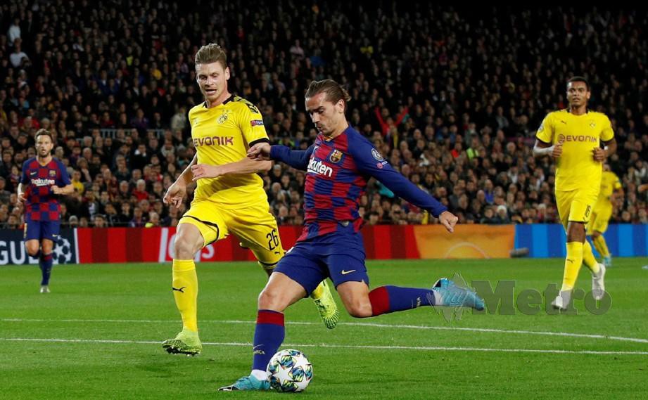 PENYERANG Barcelona, Antoine Griezmann (tengah) menjaringkan gol ketiga menentang Borussia Dortmund di Nou Camp. — FOTO Reuters