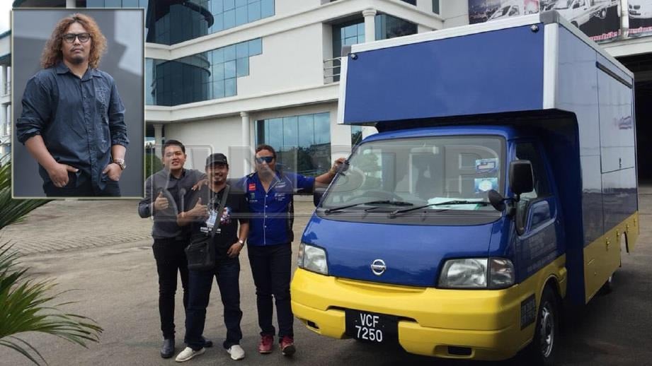 Uchop (kanan) bersama food truck dibeli dengan harga RM87,000. FOTO Ihsan Uchop/HM Digital 