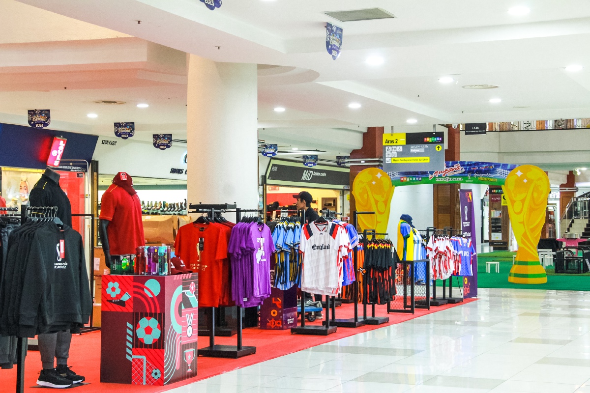 Jualan Barangan Piala Dunia FIFA di Aras 2, Angsana Johor Bahru Mall berlangsung sepanjang kempen Angsana Showcase 2022 – Edisi Bola Mania sehingga 18 Disember 2022.
