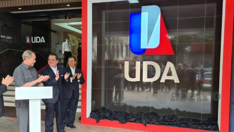 DR Wan Junaidi (kiri) mengadakan lawatan rasmi buat pertama kali ke UDA Holdings Berhad (UDA), hari ini. 