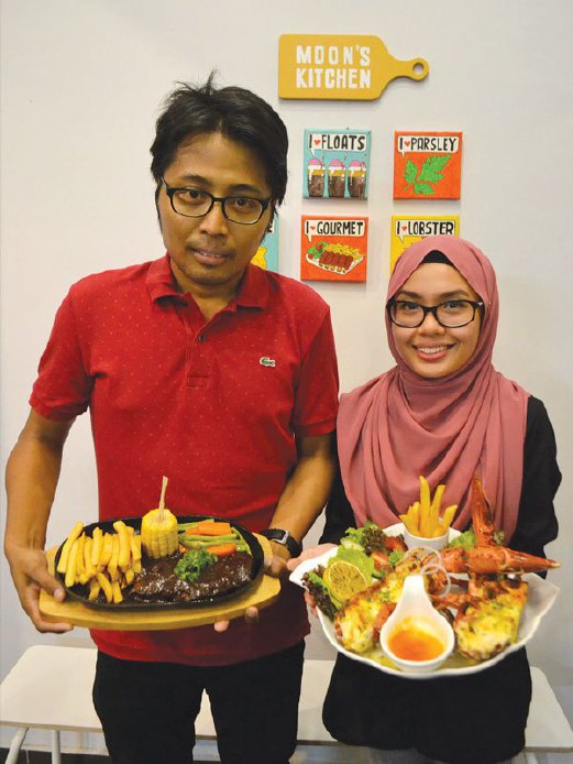 AIZUDDIN dan isterinya Athiqah bersama menu pilihan pelanggan.