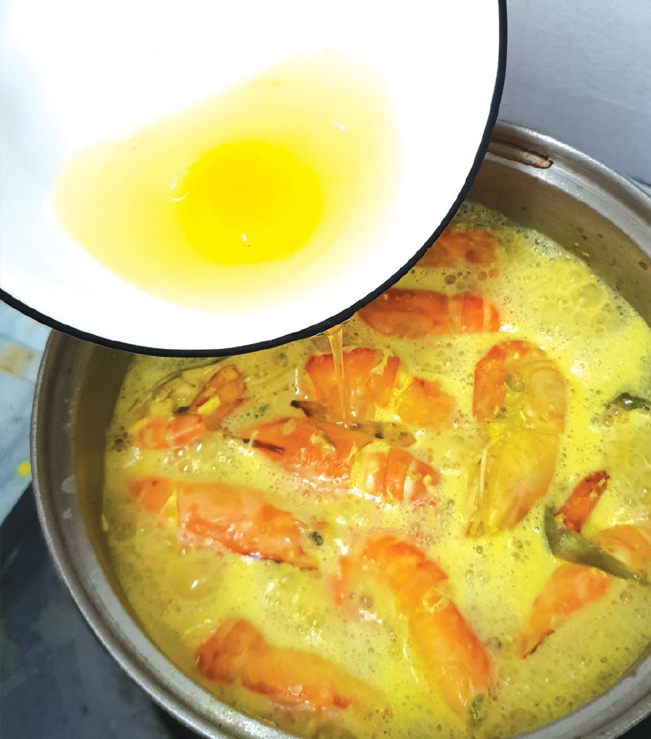 7. SELEPAS udang agak masak, tambahkan sebiji telur dan terus kacau sehingga telur hancur dan tutup api.