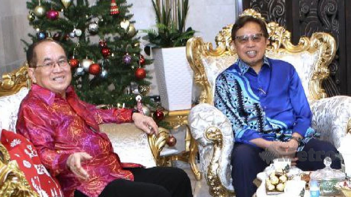 Uggah bersama Premier Sarawak Tan Sri Abang Johari Tun Openg yang berkunjung ke rumah terbukanya sempena Hari Krismas hari ini. FOTO NADIM BOKHARI