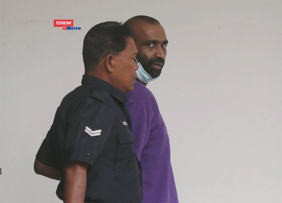 Muhammad Nazrin dibawa oleh anggota polis ke Mahkamah Majistret Tangkak atas pertuduhan mengugut birasnya dengan sebilah parang panjang pada September lalu. FOTO Syarafiq Abd Samad 