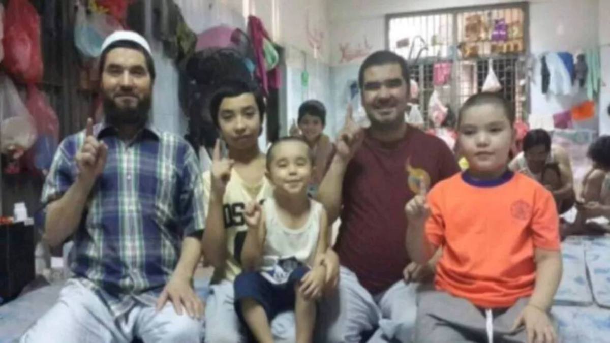 AZIZ Abdullah (kanan) bersama keluarga sebelum ditahan di Thailand. FOTO Agensi 