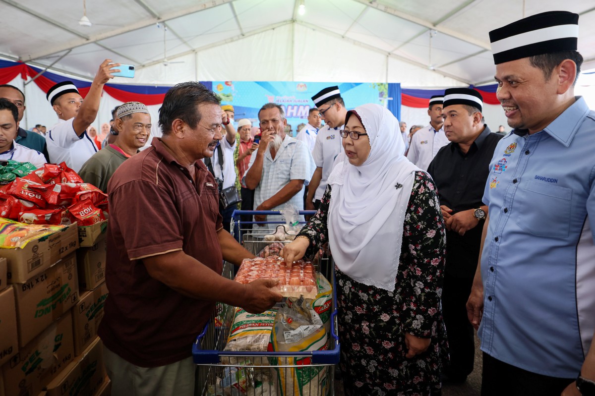Fuziah Salleh (tiga dari kanan) mendengar maklum balas daripada pengguna berkaitan harga yang ditawarkan pada perasmian Jualan Rahmah Peringkat Terengganu di Tapak Pasar Malam Tok Adis, Kuala Ibai. FOTO BERNAMA
