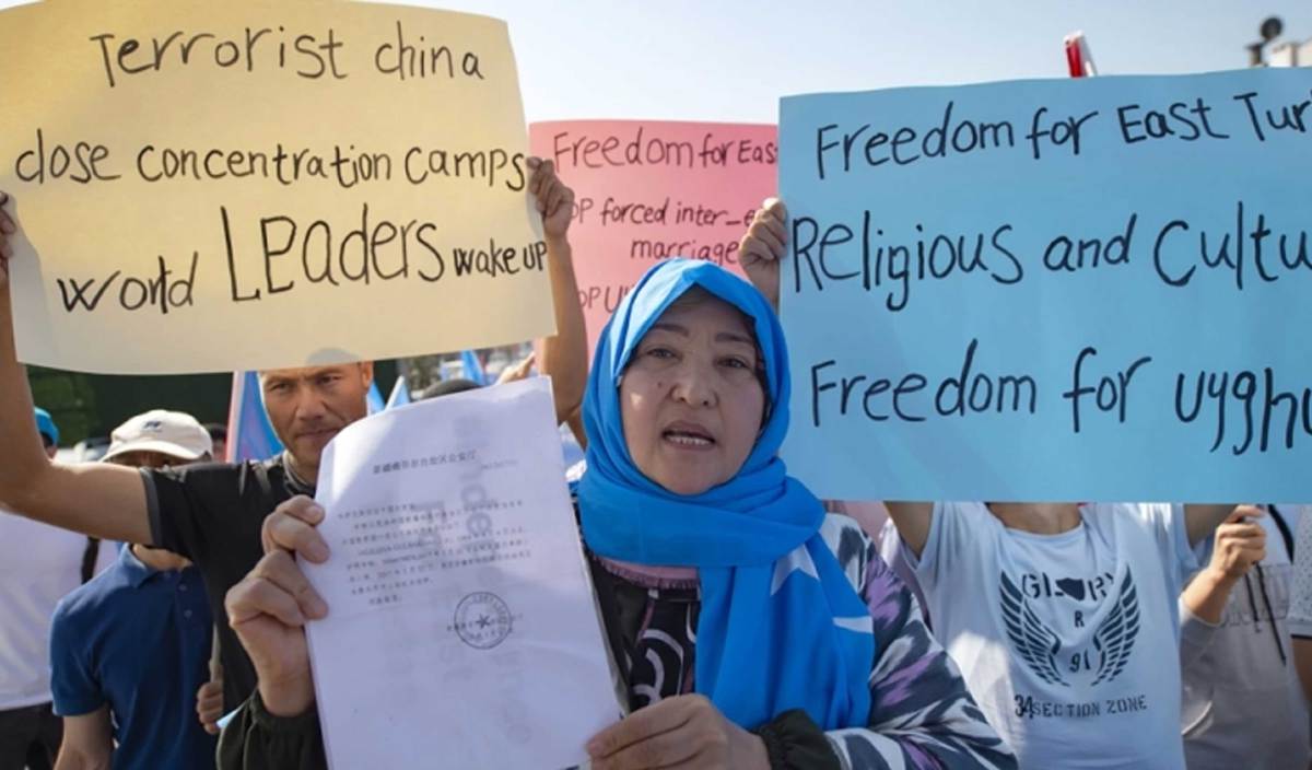 TUNJUK perasaan orang Uighur yang menetap di Turki menuntut perhatian dunia atas penindasan dan pencabulan hak di Xinjiang. FOTO AFP