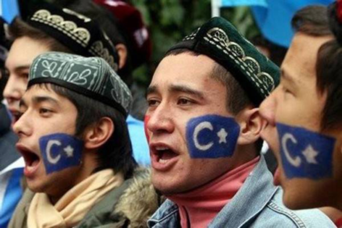 Etnik Uighur di Xinjiang.